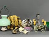 un grand nombre d'objets posés sur une table