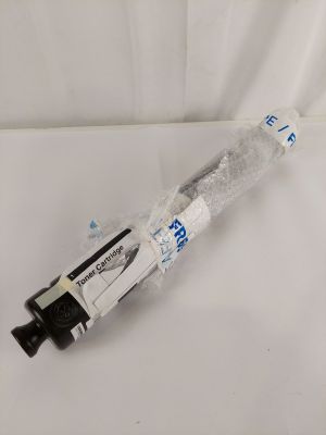 un pistolet en plastique emballé dans du plastique, posé sur une surface blanche