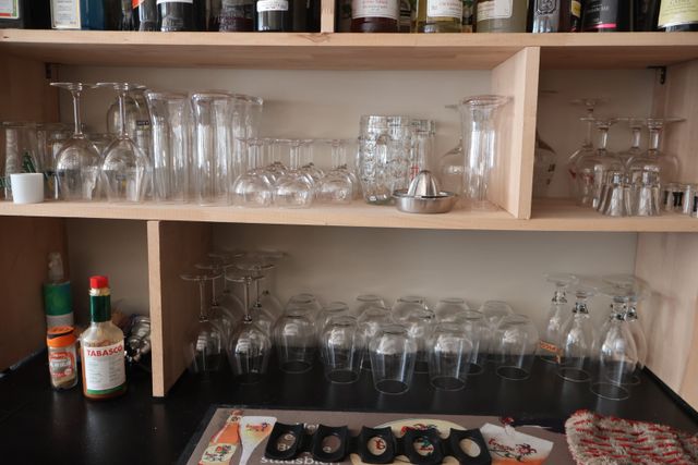 Ensemble de tasses, verrerie blanche et verres publicitaires, tro...