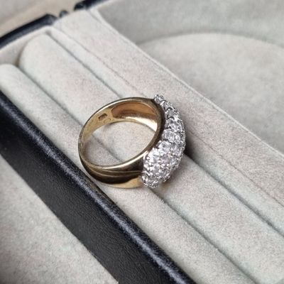 une bague en diamant posée dans un écrin sur une table