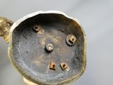 gros plan d'un objet métallique sur une table