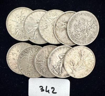 un gros plan sur une pile de pièces d'argent accompagnée d'une étiquette de prix