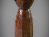un vase en bois posé sur une table