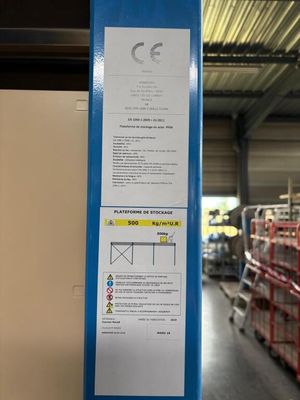 une pancarte apposée sur le côté d'une caisse bleue dans un entrepôt