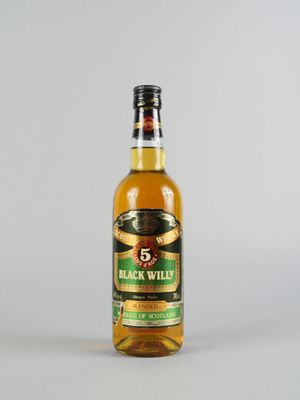 une photo d'une bouteille de whisky posée sur une table