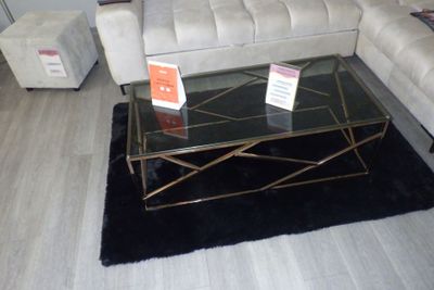 un canapé et une table basse dans un salon