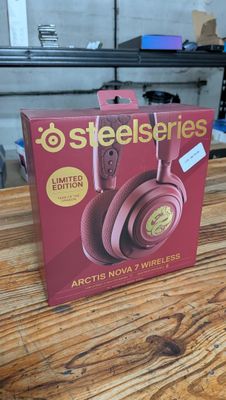un gros plan sur une boîte de casques audio posée sur une table en bois