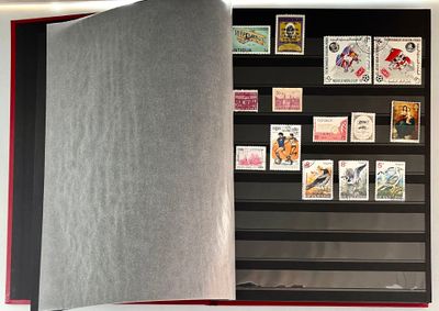 un livre ouvert avec des timbres, posé sur une table