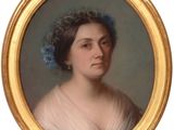 portrait d'une femme en robe blanche, avec une fleur bleue dans les cheveux