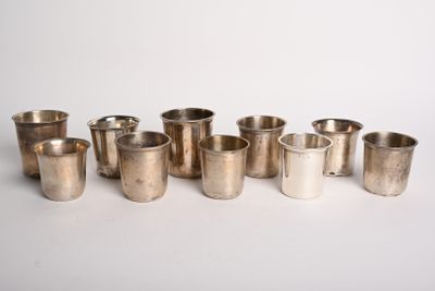 six coupes en argent sont alignées sur une surface blanche