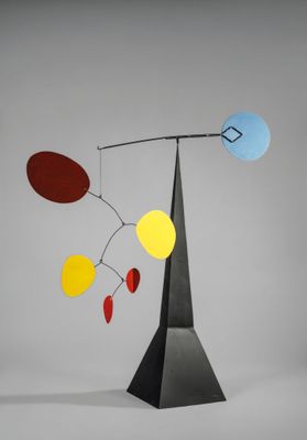 une image représentant une sculpture d'un arbre dont les branches sont ornées d'un bouquet de ballons