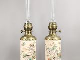 paire de lampes anciennes en porcelaine chinoise avec des ferrures en laiton