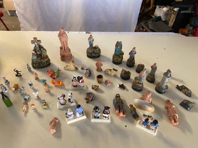 de nombreuses figurines qui se trouvent toutes ensemble sur la table