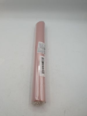 Le mascara est rose et comporte un autocollant noir.