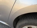un chat assis sur le côté d'une voiture