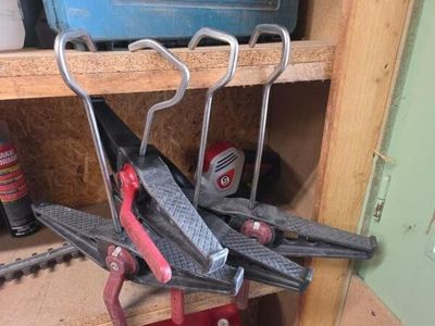 un gros plan d'un porte-outils sur lequel sont posés des outils