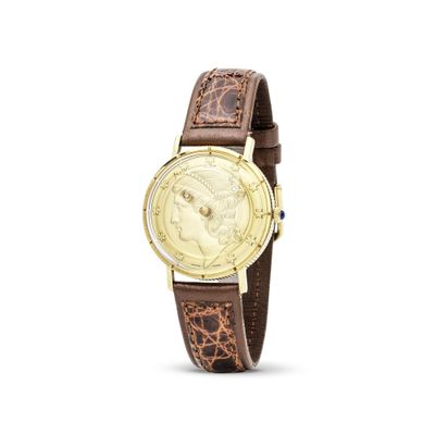 un gros plan d'une montre sur un fond blanc avec un fond blanc
