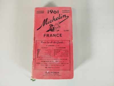 un gros plan d'un vieux livre posé sur une surface blanche