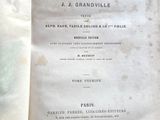 un livre ouvert sur une table