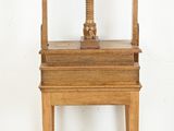 une chaise en bois dotée d'une assise en bois