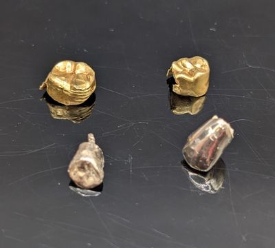 trois pièces d'or posées les unes à côté des autres sur une table