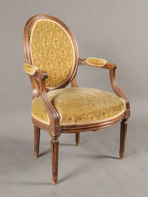 une image représentant une chaise dont l'assise est recouverte d'un tissu jaune
