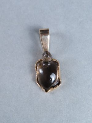 une photo d'un pendentif orné d'une pierre noire