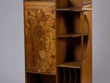 une photo d'une armoire en bois sur laquelle se trouve une horloge