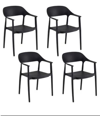 lot de quatre chaises en plastique noir avec accoudoirs et pieds