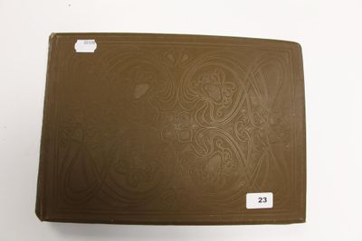 un étui marron orné d'un motif sur fond blanc