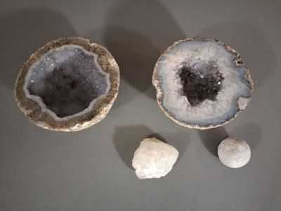 deux morceaux de géoglyite posés sur une table