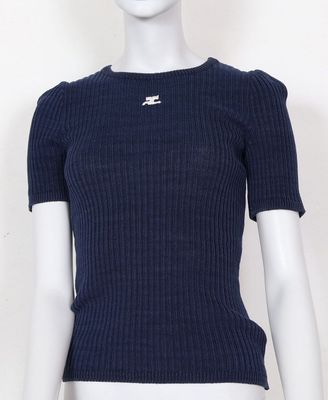 le haut d'un mannequin portant un pull bleu