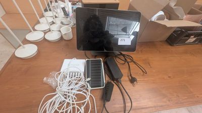 une image représentant un bureau avec un écran d'ordinateur et d'autres appareils électroniques