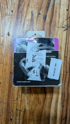 une photo d'un livre posé sur une table en bois