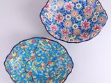 deux bols ornés de motifs floraux, posés sur une surface blanche