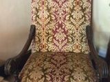 une chaise qui se trouve dans une pièce dont le sol est en damier noir et blanc