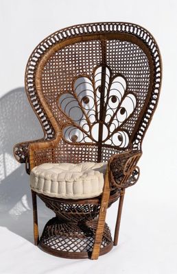 une chaise en osier sur laquelle est posé un coussin