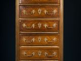 une commode ancienne avec un plateau en bois et des poignées en laiton