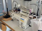 une machine à coudre posée sur une table dans une pièce