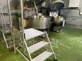 un tabouret métallique au milieu d'un sol vert