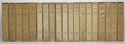 les dos des livres sont alignés sur une surface blanche
