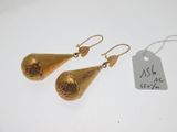 une paire de boucles d'oreilles en or sur fond blanc, avec une étiquette de prix