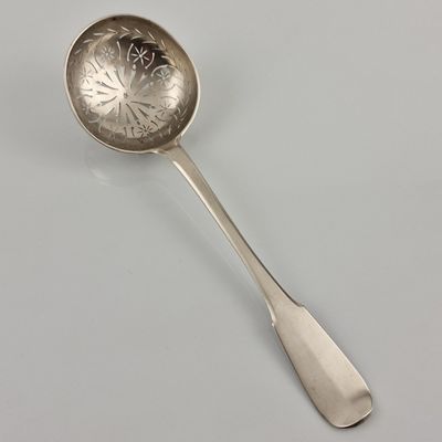 GRANDE CUILLERE A SAUPOUDRER en argent 950 Millièmes d’Epoqu…