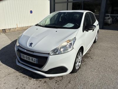 la petite voiture blanche est garée devant un bâtiment