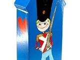 emballage d'une figurine de soldat dans une boîte bleue