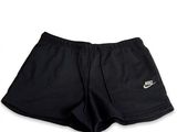Le short Nike est noir et comporte un logo blanc sur le côté.
