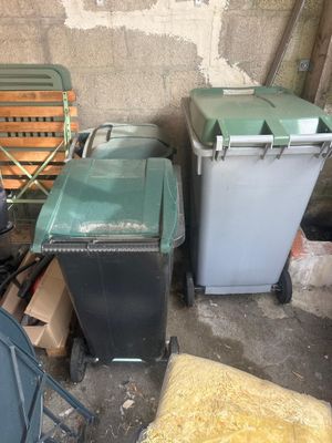 de nombreuses poubelles et chaises dans une pièce