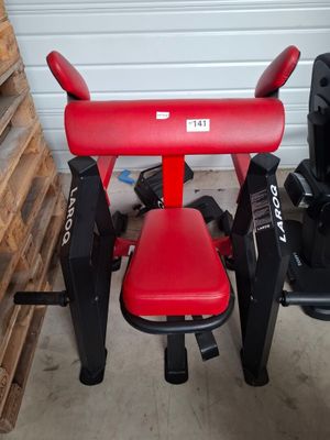 une photo d'un équipement de musculation installé dans un garage