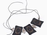 gros plan d'un collier sur une surface blanche
