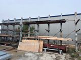 un grand bâtiment sur lequel sont empilés de nombreux matériaux de construction